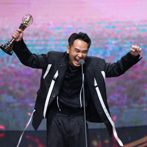 【等等！感謝錯了捏】楊大正以《我願意》奪得第58屆金鐘獎戲劇節目男配角獎，成為金曲、金鐘「雙金」得主，上台時還不小心感謝成金曲獎，讓全場笑翻，他認真大喊：「我是樂團主唱，我也是很棒的演員。」