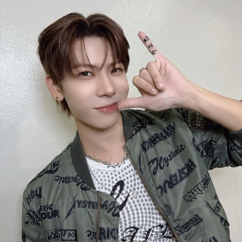 正在搭帳棚敲釘子的柏佑
⛺️