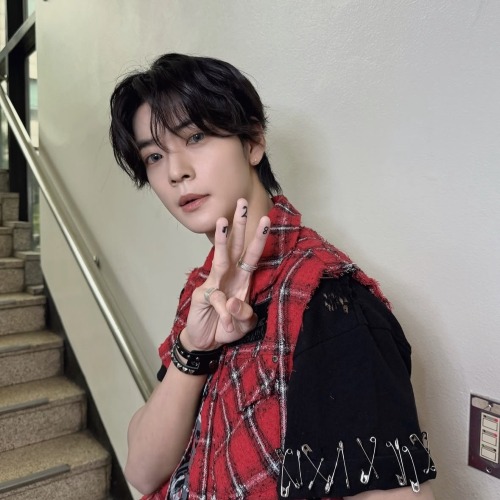 正在洗菜切菜備料的學駿
🥬