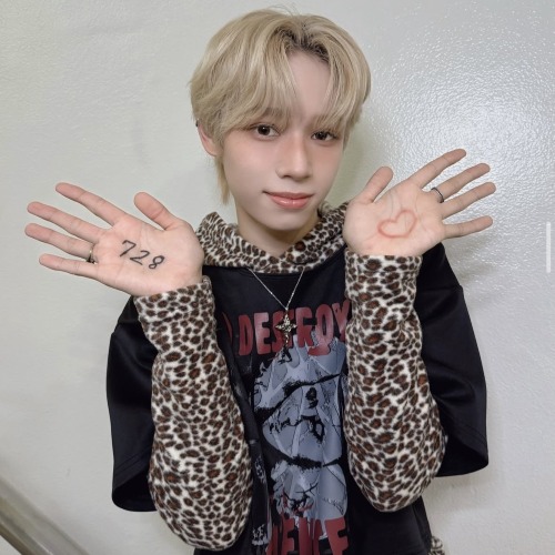 正在幫大家拍時尚VLOG的帝翁
📸