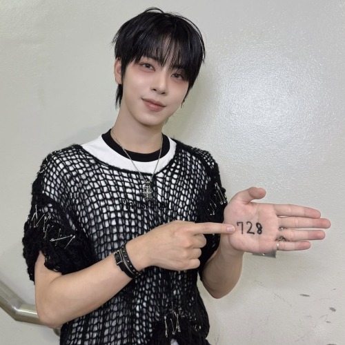 正在控火烤肉翻面的麒文
🍖