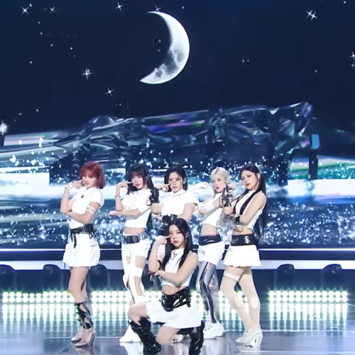 🧸 造型精緻到像是從夢裡走出來✨
歌聲穩、舞蹈強、舞台魅力全面爆發💖 讓人瞬間掉入幻藍宇宙，餅乾們～準備好一起吶喊了嗎？