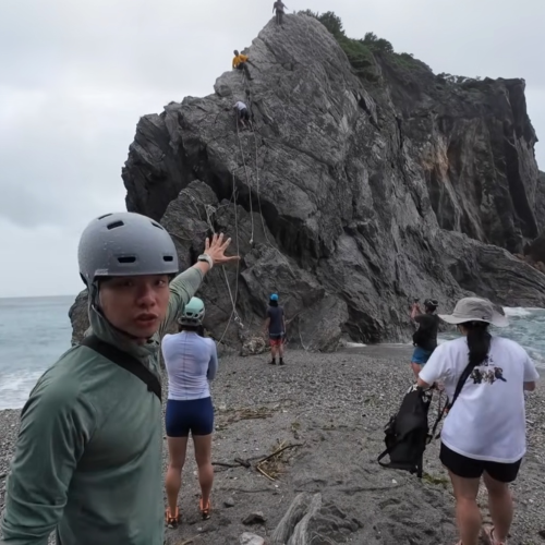 【烏岩角｜暴雨中的垂直試煉】近乎垂直的岩壁，本就不容退讓，偏偏在下降途中迎來一場大雨。濕滑的岩石放大了每一次失誤的風險，也讓這趟攀爬成為出國前最震撼的一次行前警告。