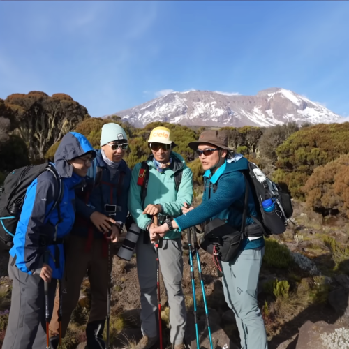 【吉力馬札羅｜赤道上的冰雪世界】站在將近六千公尺的高度，眼前竟是萬年不化的冰雪。這座非洲傳說之山，用最不合理的景象，考驗著身體極限，也顛覆了對世界的想像。