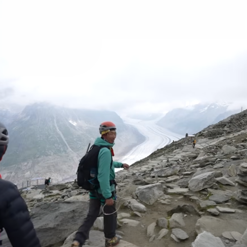 【阿萊奇冰川｜踏上萬年冰河的那一刻】搭乘纜車抵達視野盡頭，23 公里長的冰河在群山間蜿蜒展開。這條萬年不化的冰雪巨獸，以壓倒性的氣勢，宣告真正的終極試煉即將開始。