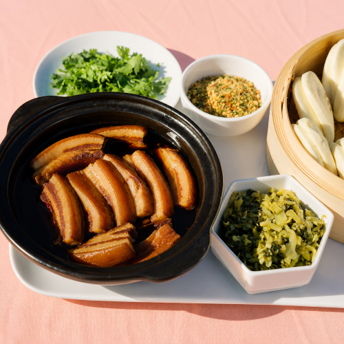 財源滾滾虎咬豬｜豬肉、酸菜與手工刈包層層夾入，把台灣經典「虎咬豬」帶上雪梨餐桌