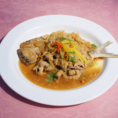 五柳枝煮思慕魚｜肉質柔軟的虱目魚，淋上由五種蔬菜交織而成的酸甜醬汁，魚香與蔬菜鮮味充分融合，酸香開胃又下飯。