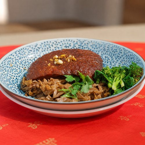 豐肉筍乾青江菜｜厚實豬五花吸飽醬汁，搭配鹹香筍乾與清甜青菜，肉香濃郁卻不顯單調，是一道充滿辦桌氣勢的澎湃主菜。