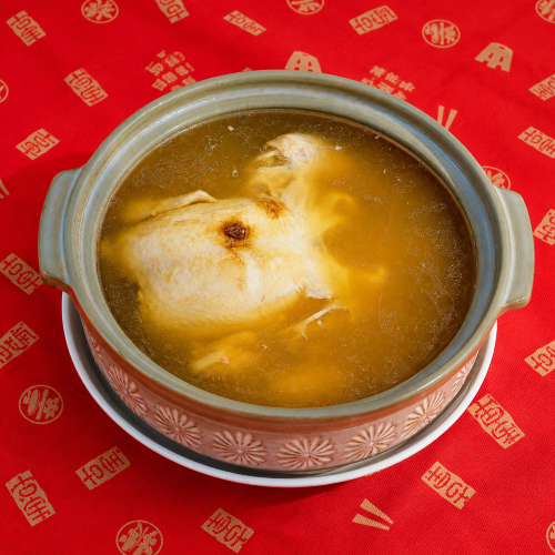 香菇藥膳燉土雞｜濃郁香菇香氣融入鮮美雞湯，土雞的甘甜與藥膳香緩緩釋放，湯頭醇厚溫潤，每一口都暖胃又滿足。